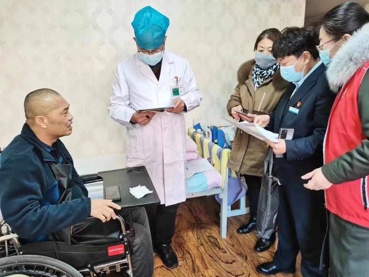 图为残联和医疗机构为重度残疾人上门开展残疾评定